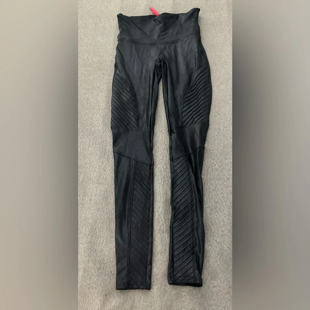 Spanx Women’s Leggings Size Medium Petite Faux Leather Moto Leggings Very Black - Picture 3 of 10